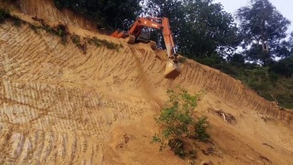 Descendre une paroi en pelleteuse : risqué mais maitrisé