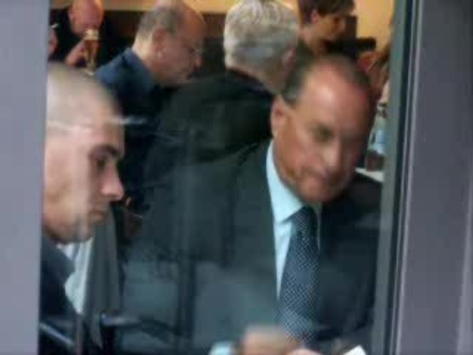 Berlusconi frisst seinen eigenen Popel