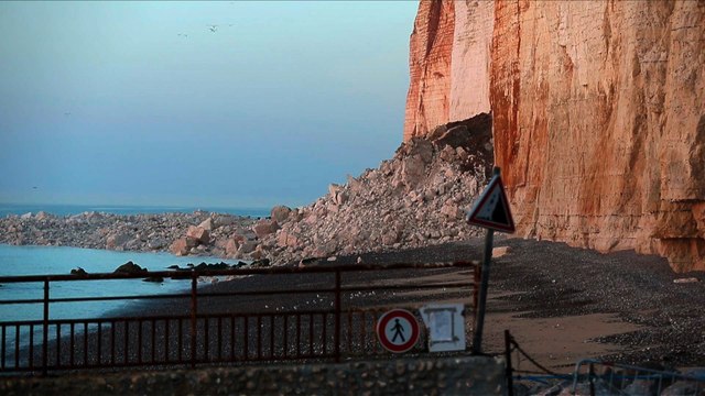 France : éboulement d’un pan de falaise sur une plage