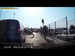 Trafikte Cam Silenlere Sinirlenip Kriz Geçiren Şoför