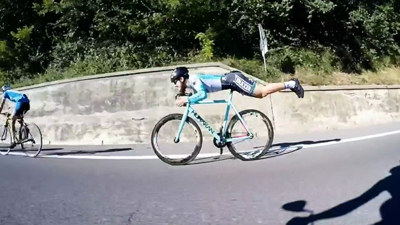 Un cycliste se met en position Superman pour dépasser ses adversaires