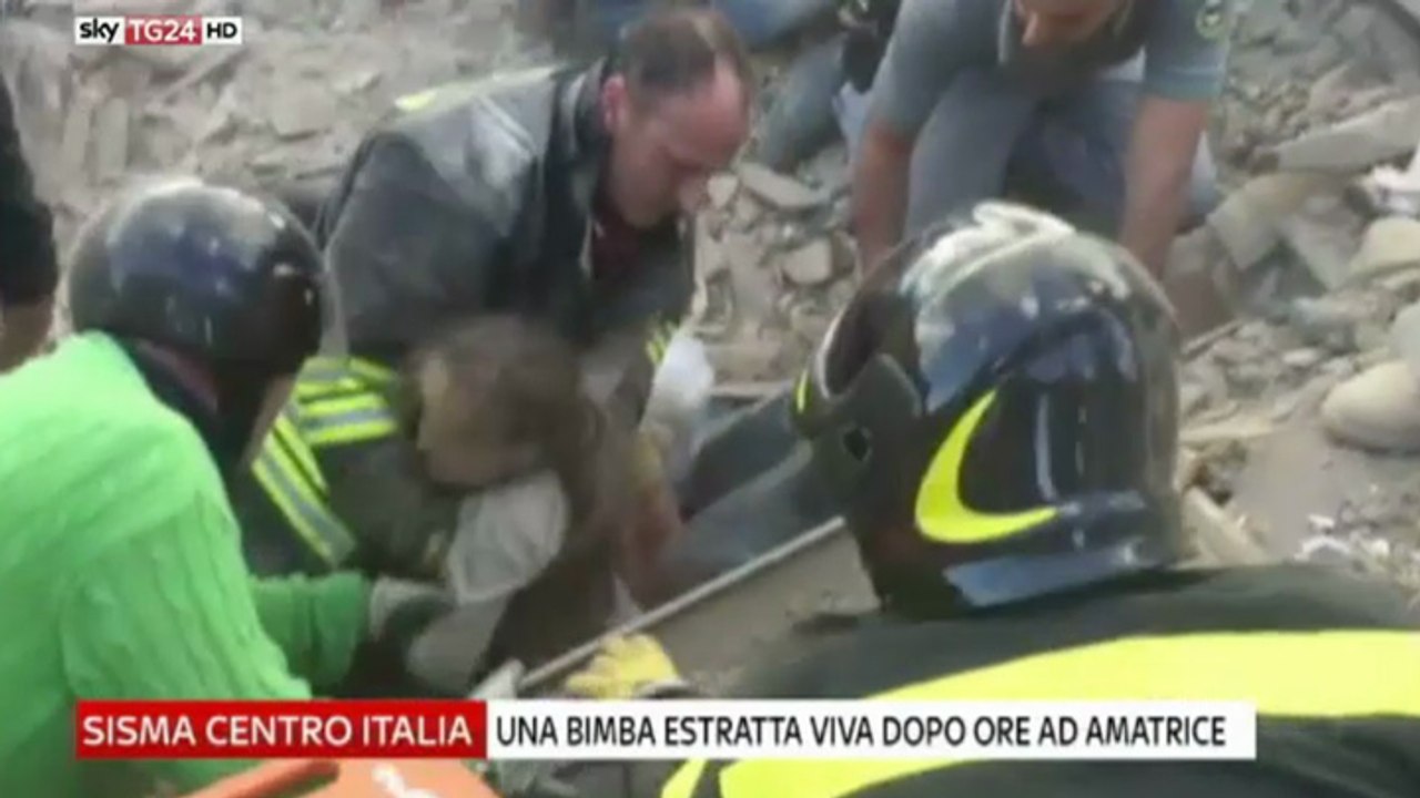En Italie, une fillette sous les décombres est sauvée