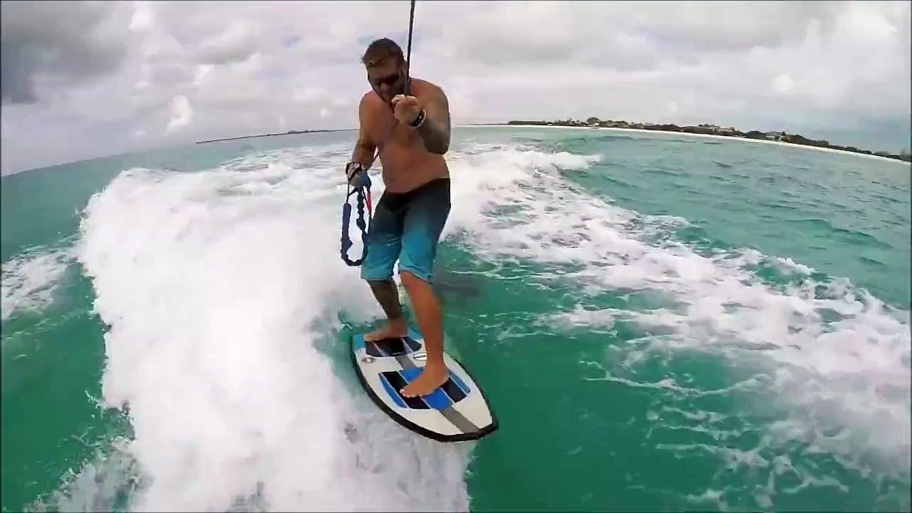 Faire du wakeboard avec un dauphin à ses cotés
