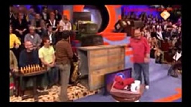 شابّة هولندية مسيحية A young Christian from the Netherlands was impressed adhan for prayer in Islam Moroccan voice Iأعجبت بالأذان للصلاة في الإسلام بصوت مغربية فحاولت ذلك وترديده بسعادة واقتناع ودخلت في دين الله الإسلام