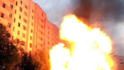 Une voiture en feu explose soudainement dans un parking