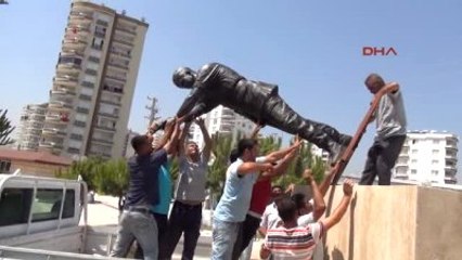 Mersin Şehit Astsubay Ömer Halisdemir'in Heykelini Diktiler