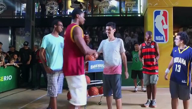 Un inconnu choque 2 anciens basketteurs NBA en faisant des dunks de fou