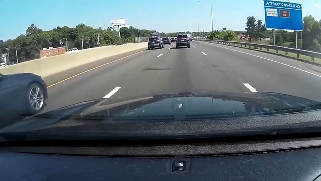 Un conducteur distrait s’encastre dans la voiture de devant pendant un ralentissement