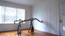 Deux filles magnifique font du yoga avec un vélo