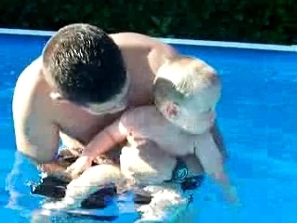 yanis dans la grande piscine