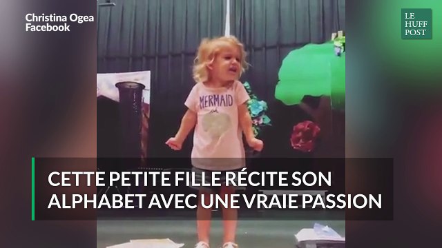 Cette petite fille chante son alphabet comme une diva