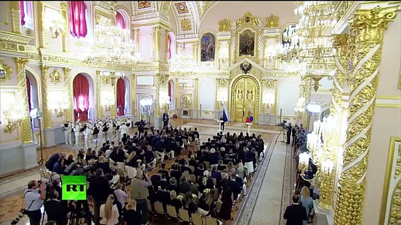 Владимир Путин награждает призёров Олимпиады-2016 - YouTube (360p)