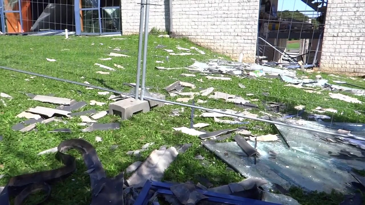 Explosion au centre sportif de Chimay: les dégâts sont considérables