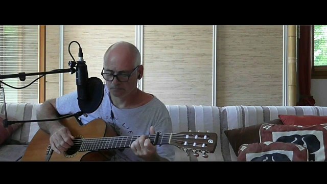 Serge Reggiani... Sarah ( la femme qui est dans mon lit...) guitare ( cover)