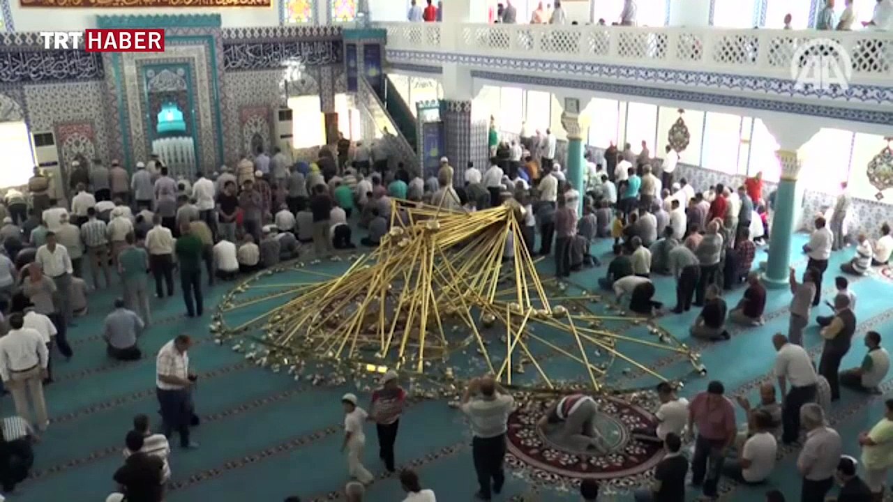 Cami cemaatinin üzerine avize düştü: 11 yaralı