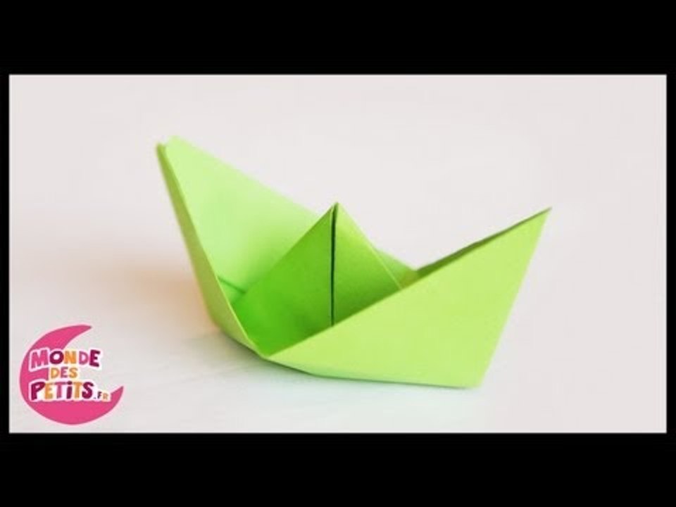 Origami le petit bateau en papier plié