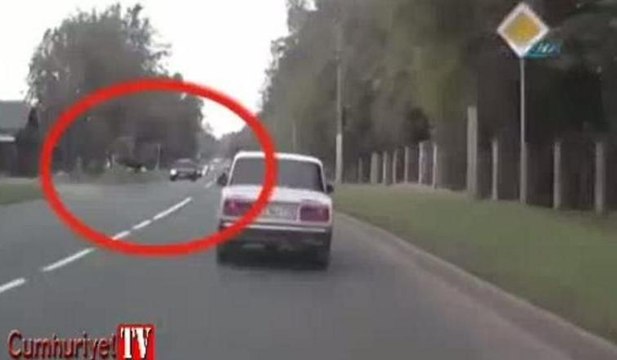 Bir anda yola fırladı, sürücüler neye uğradığını şaşırdı