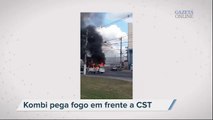 Kombi pega fogo em frente a CST na Serra