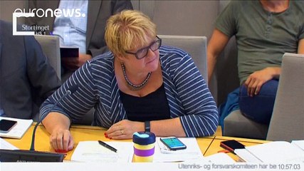 Norvegia, leader politico gioca col telefono durante una seduta parlamentare