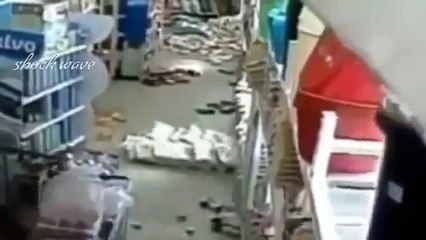 Video surveillance d'un magasin pendant le tremblement de terre en Italie