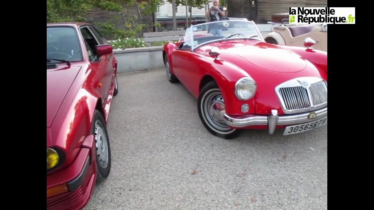 [Vidéo] Des voitures anciennes de prestige défilent sur la place de la Brèche