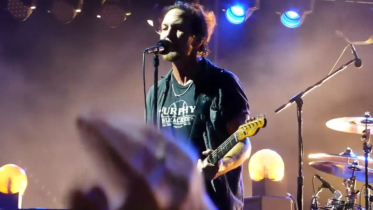Eddie Vedder interrompe concerto dos Pearl Jam para expulsar homem que agredia mulher