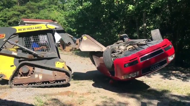 Un père détruit la voiture de son fils