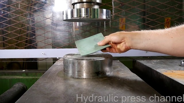 Crushing foams with hydraulic press