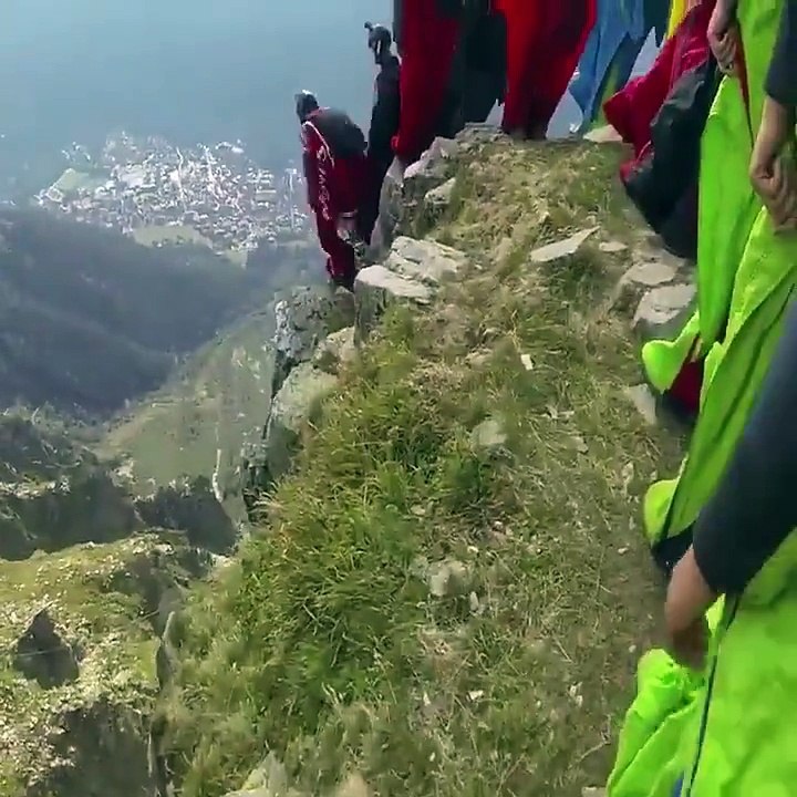 Incroyable: Un enchainement de sauts en wingsuits!