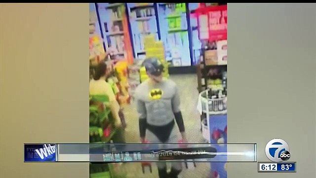 Un hombre disfrazado de Batman robó cajas de cerveza