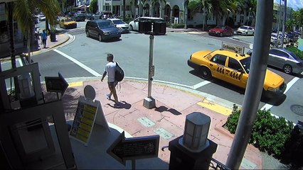 Une jeune femme plante son scooter en plein croisement sur Ocean Drive à Miami !