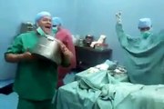 بعد نجاح العملية المعقدة لاحد المرضى قام الطاقم الاطبي بالرقص و الغناء فرحا بنجاح العملية والمريض في