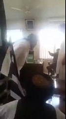 Pakistan-Army-Officer-Balochistan-Ke-MPAs-Ko-Dant-Pilate-Hue new video