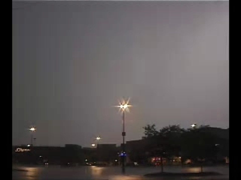 Orage au dessus d'un parking