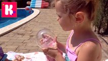 Барби у Мисс Кати в бассейне купаемся с надувными игрушками Barbie сумочка Барби и Магический Шар с блёстками новое видео 2016