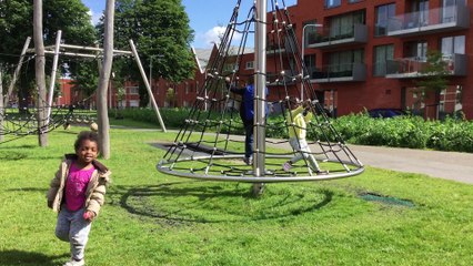 De kinderen spelen in het Sint Pieterspark (2)
