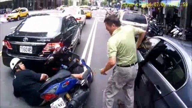 Double fail : il fait tomber un scooter et ce n'est pas fini... ahaha