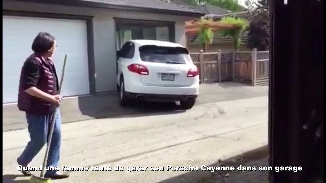 Cet ado essaie de garer une Porsche Cayenne dans son garage