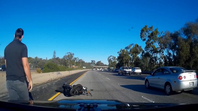 Ce motard va etre sauvé par son casque lors d un crash sur l autoroute