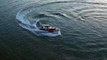 Un garde cote saute sur un bateau sans conducteur pour l arrêter