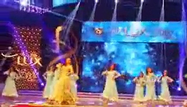 Mahira Khan Performance in Lux Style Awards