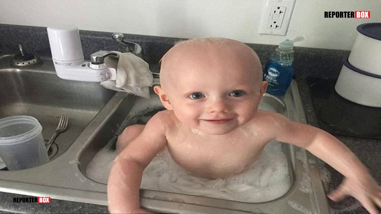 Cops Rescue a Baby Covered in Vomit and Wash him in their Sink at HQ REPORTERBOX