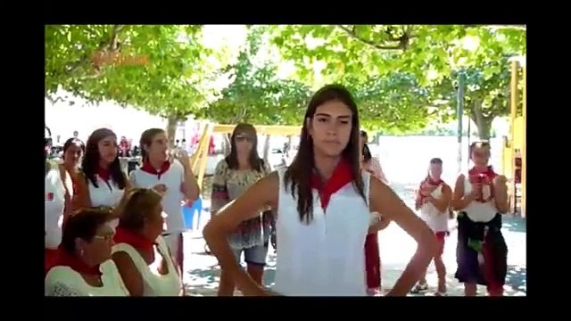 Девушка пионерка поёт песню — Озвучка видео