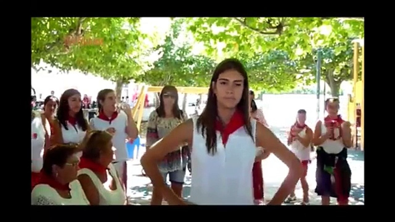 Девушка пионерка поёт песню — Озвучка видео