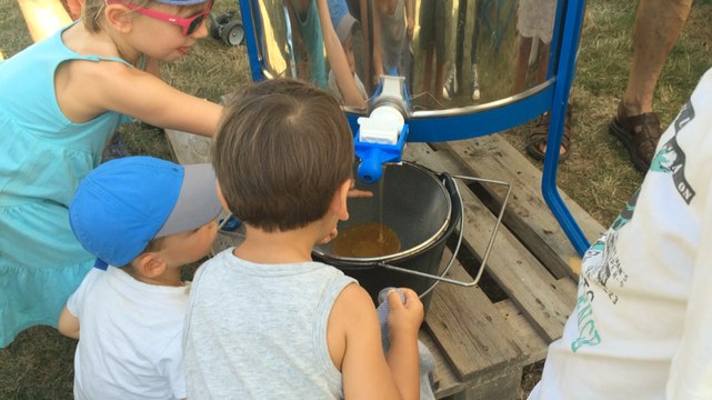 L'extraction du miel des Poilus