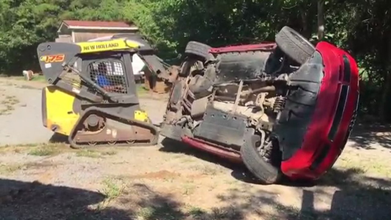 Un père détruit la voiture de son fils