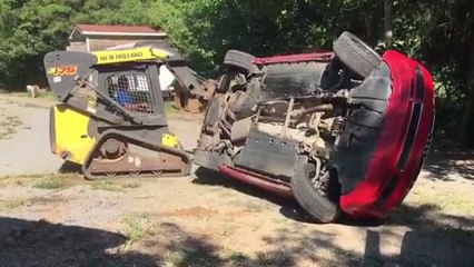 Un père détruit la voiture de son fils