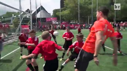 Arturo Vidal & Xabi Alonso vs 40 Kids