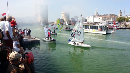 Charline Picon entre les tours de La Rochelle