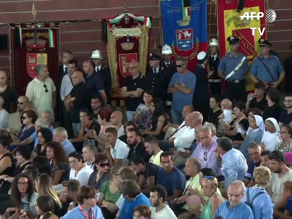 Italie: Drapeaux en berne, l'Italie pleure les victimes du séisme